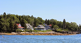 Homes along the shore of Bustins Island