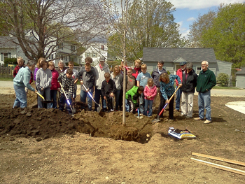 Kittery group planting a tree.