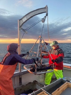 Olivia and Tom pulling up the grab sampler