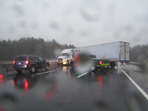 Jackknife truck closes turnpike