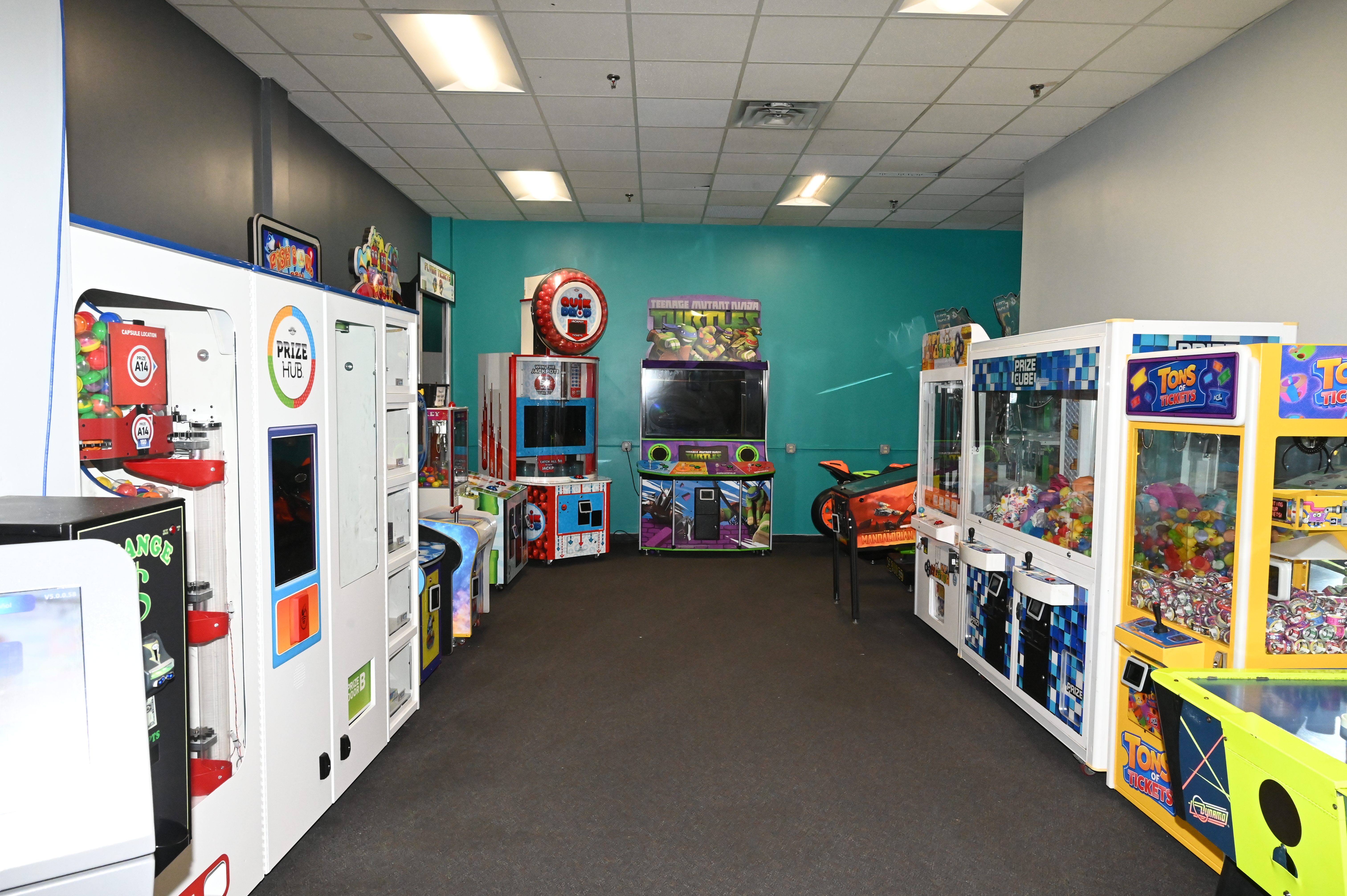 BOWLING ALLEY LEFT SIDE INTERIOR