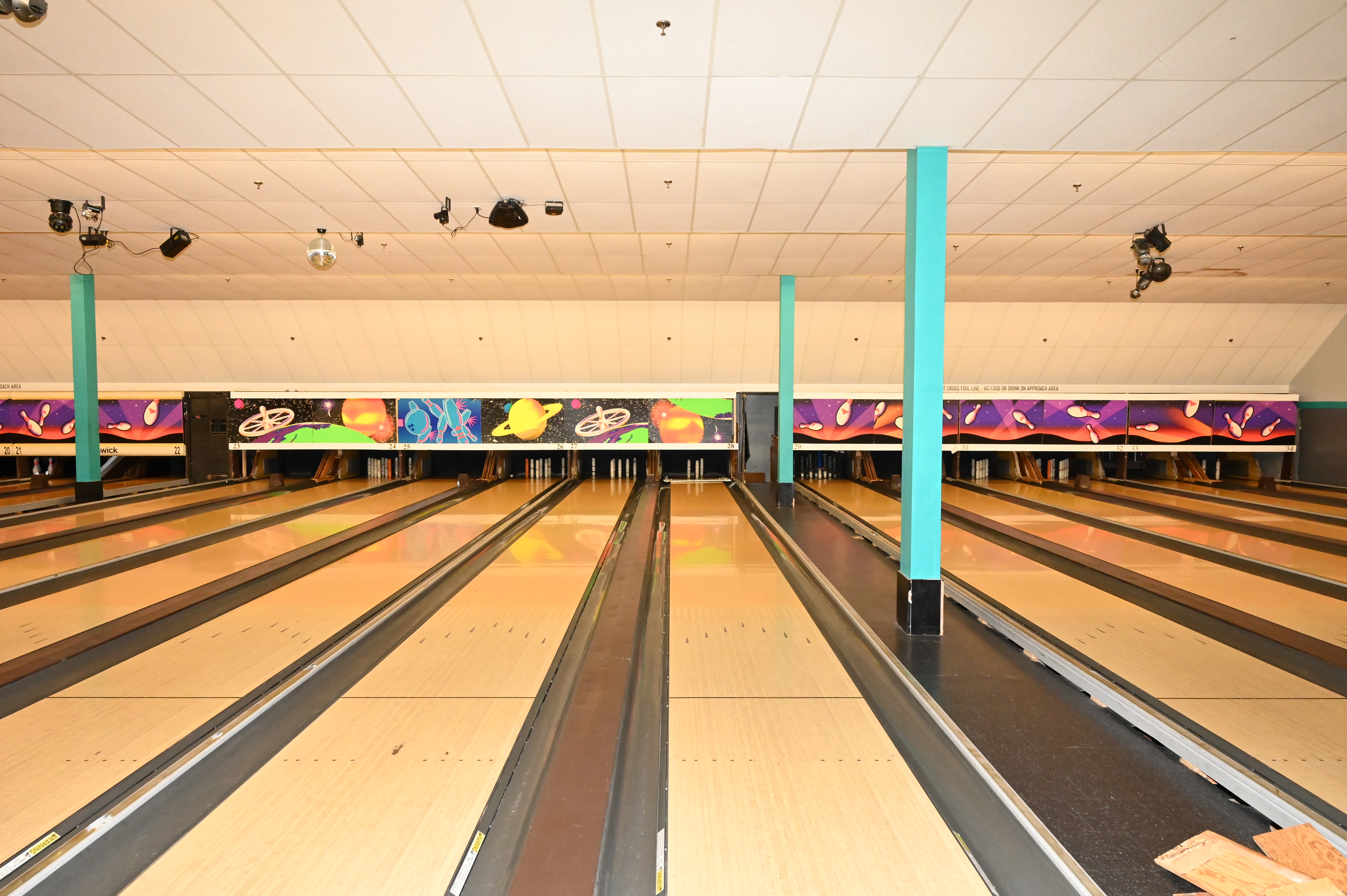 BOWLING ALLEY LEFT SIDE INTERIOR