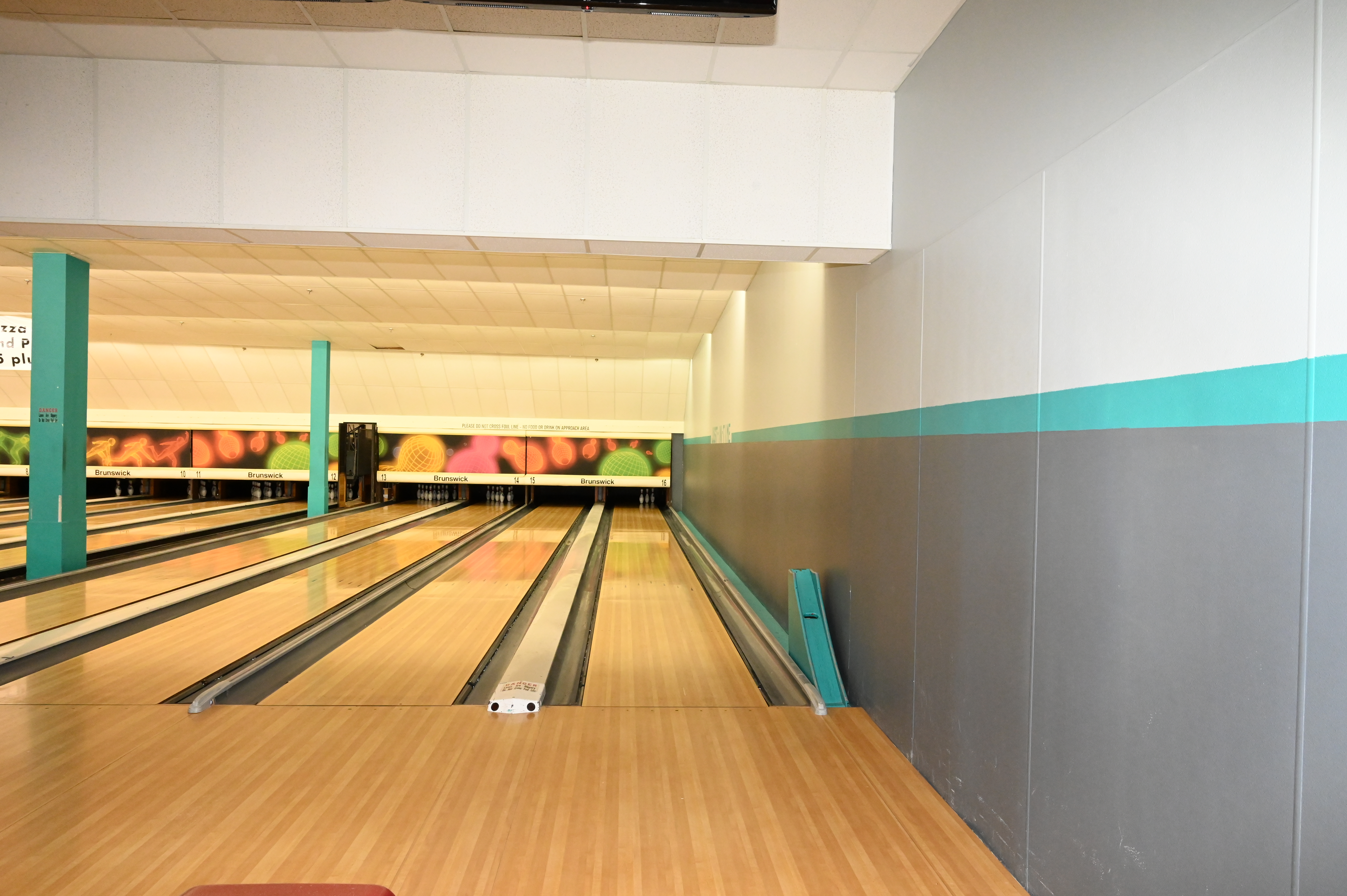 BOWLING ALLEY-RIGHT SIDE INTERIOR