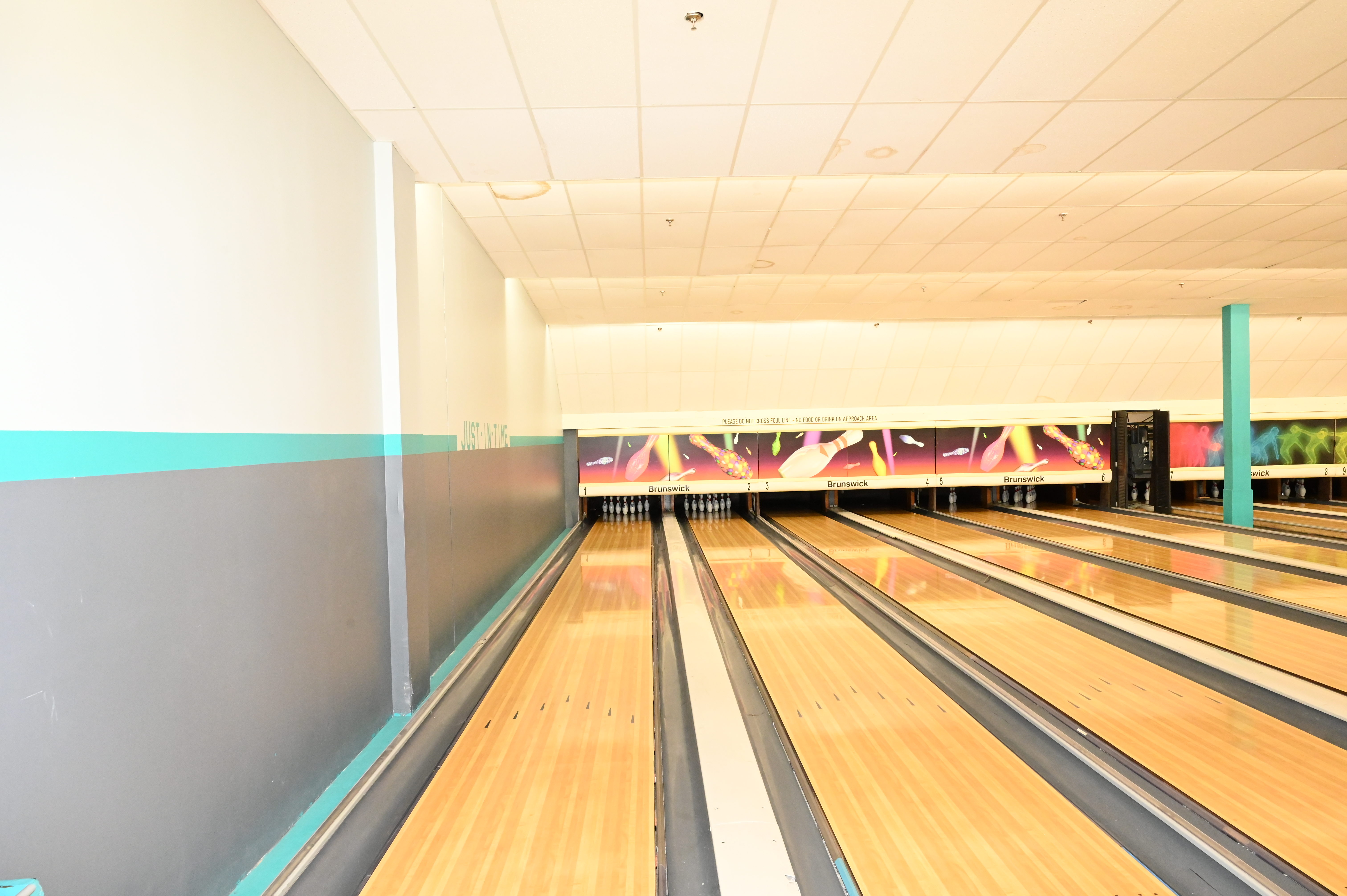 BOWLING ALLEY-RIGHT SIDE INTERIOR