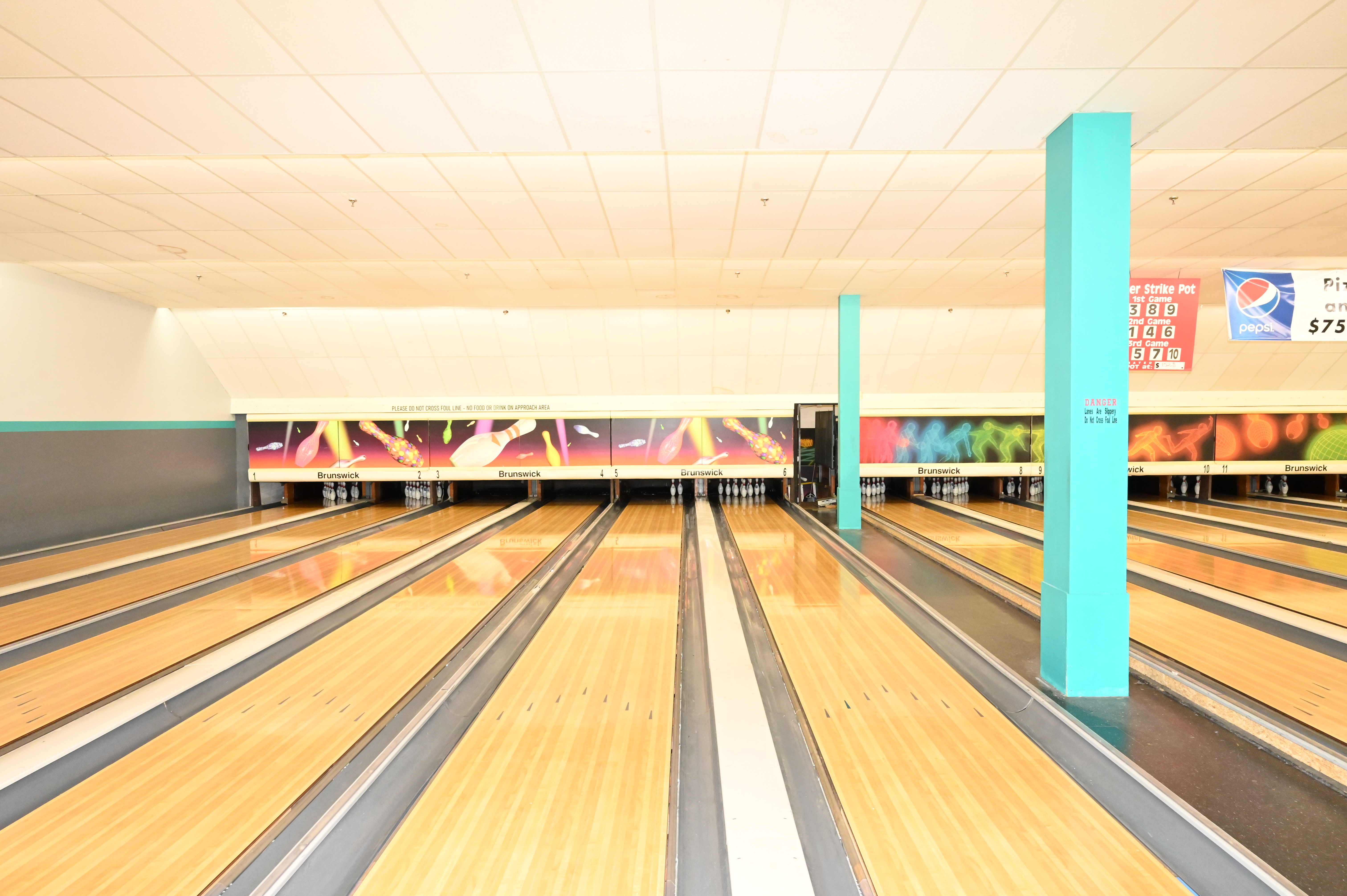 BOWLING ALLEY-RIGHT SIDE INTERIOR