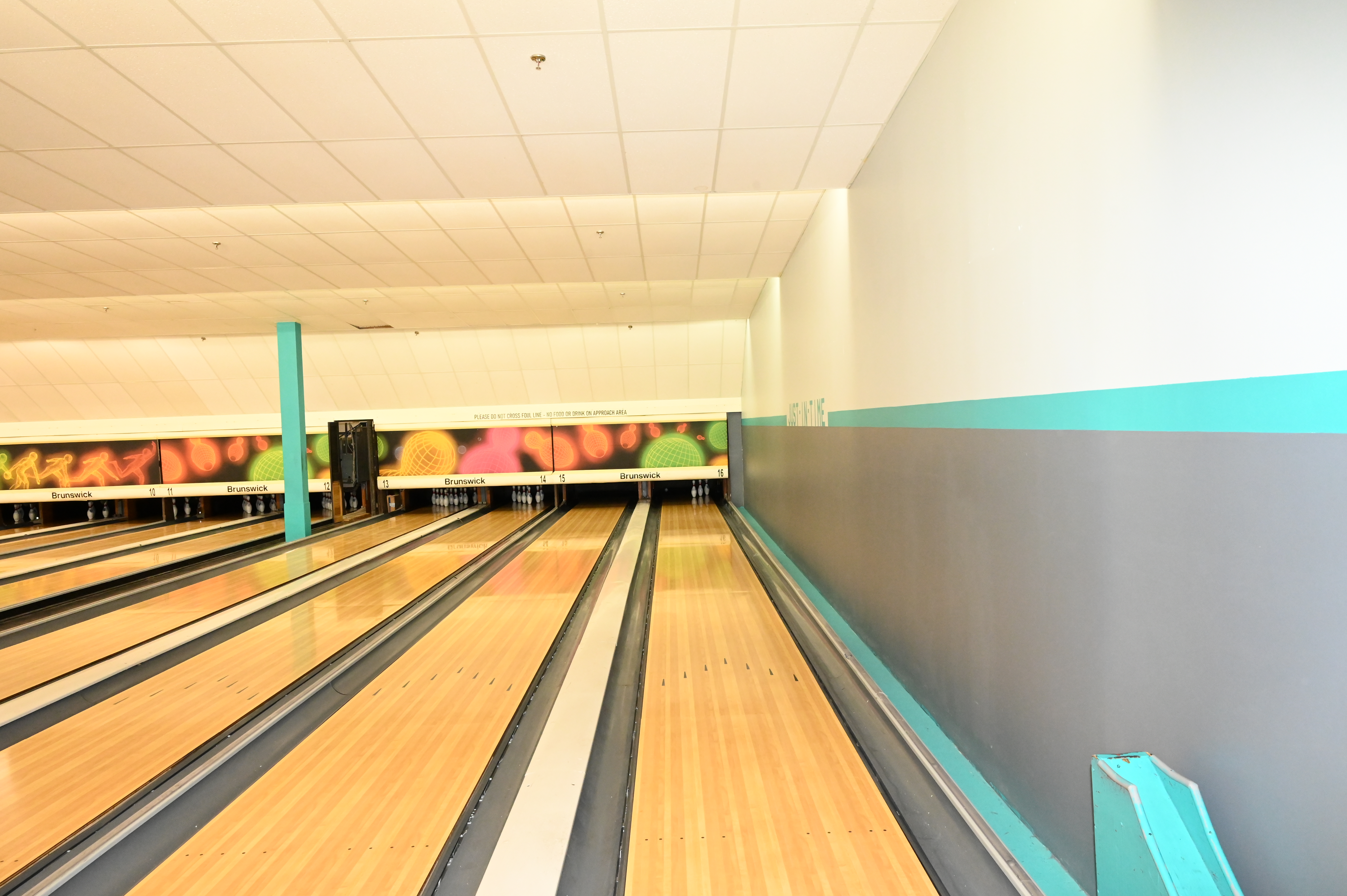 BOWLING ALLEY-RIGHT SIDE INTERIOR
