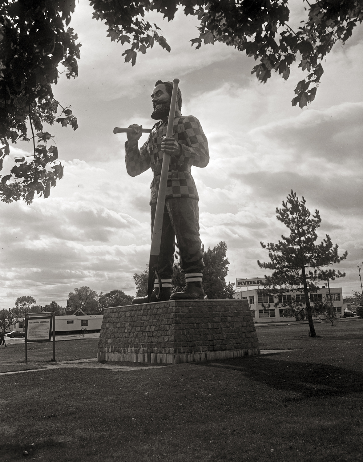 Tall statue of Paul Bunyon holding axe over shoulder
